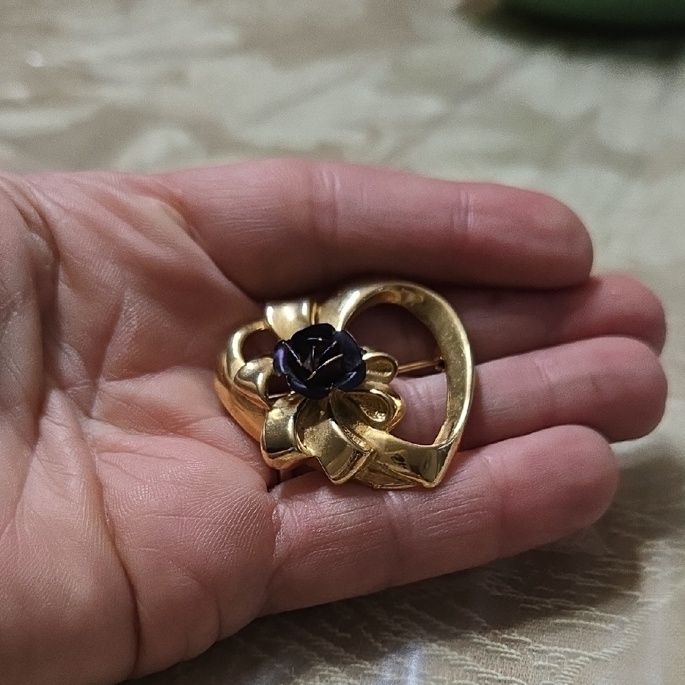 Vintage Elegant Goldtone Signed BOTIQUE Open Heart Brooch with Black Rose